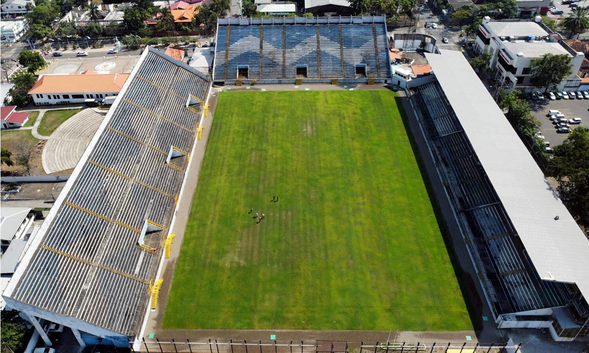 Así luce la cancha del estadio Morazán de San Pedro Sula.