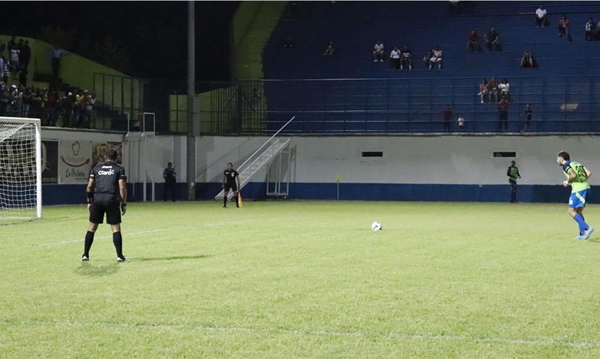 Auzmendi anotó de penal el segundo gol frente a la Real Sociedad.