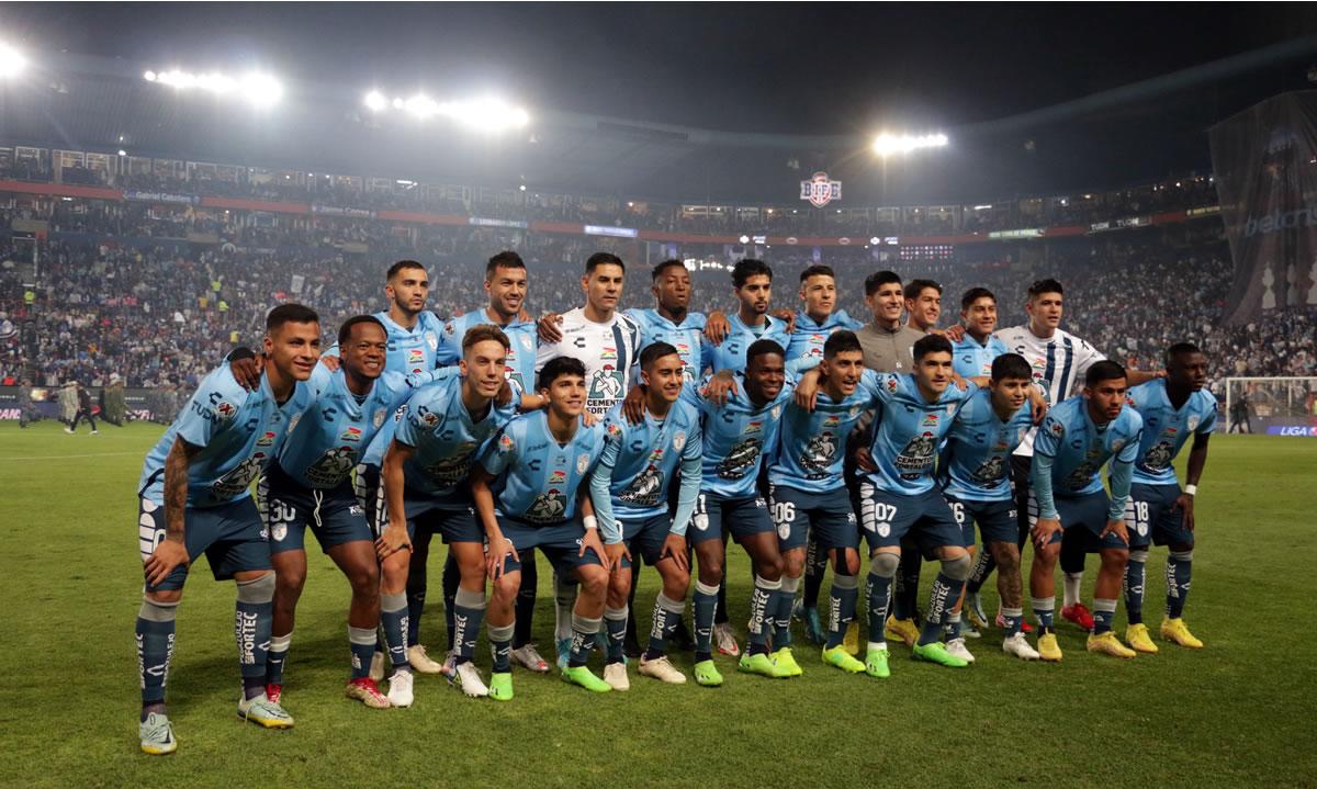 Jugadores del Pachuca posan previo al inicio del partido de la vuelta de la final del Torneo Apertura 2022 de la Liga MX contra el Toluca, en el estadio Hidalgo.