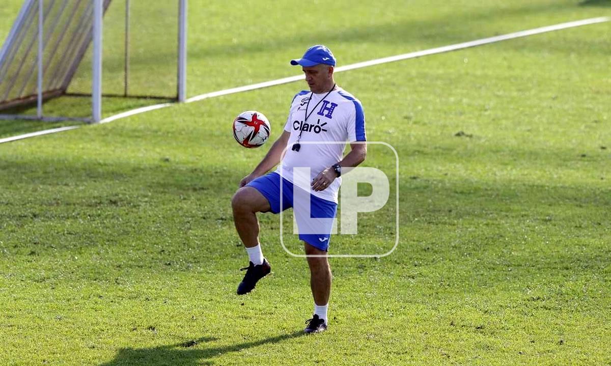 Fabián Coito dominando el balón en la práctica.