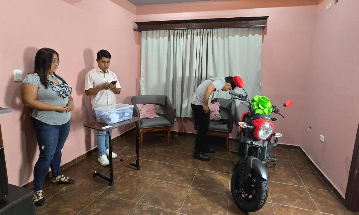 Mujer gana moto en sorteo de motel, pero dice que no sabe cómo participó