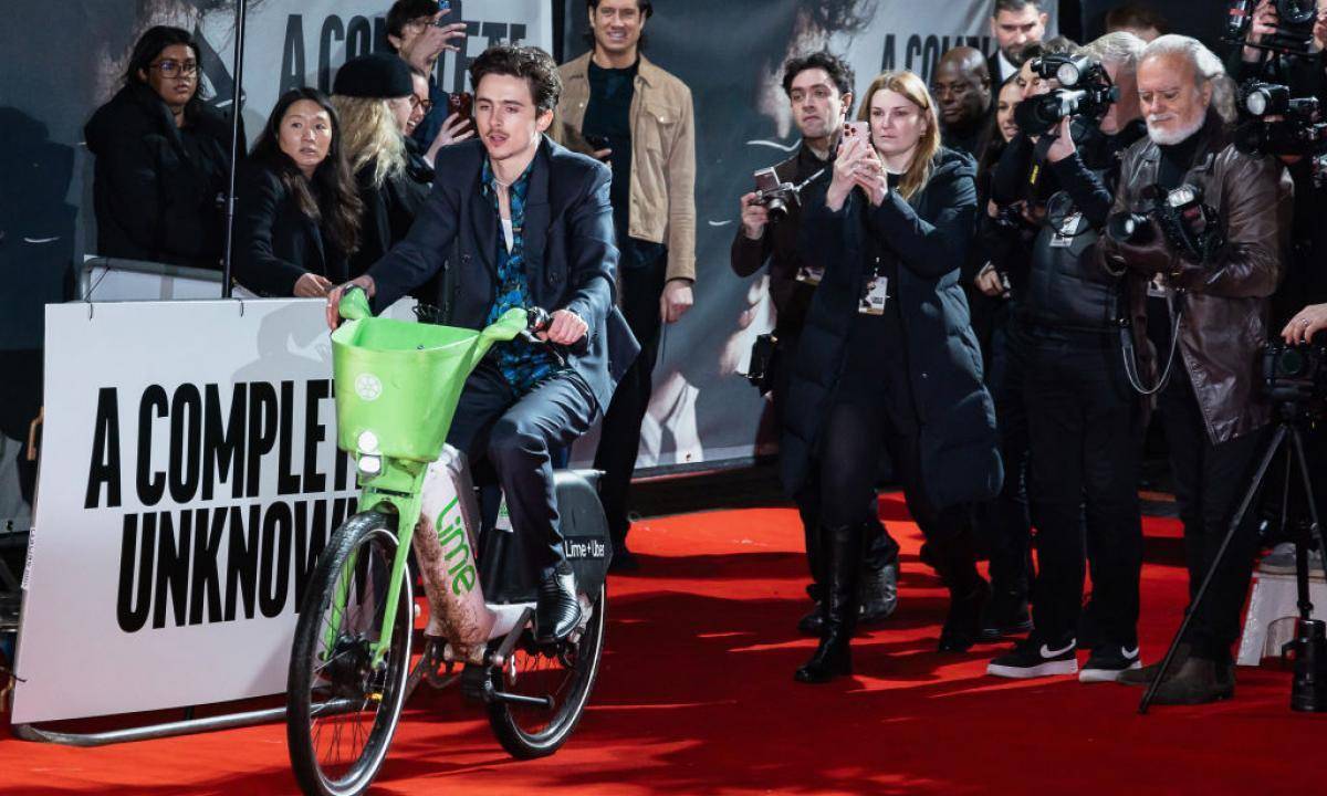 Multan al actor Timothée Chalamet por curiosa razón