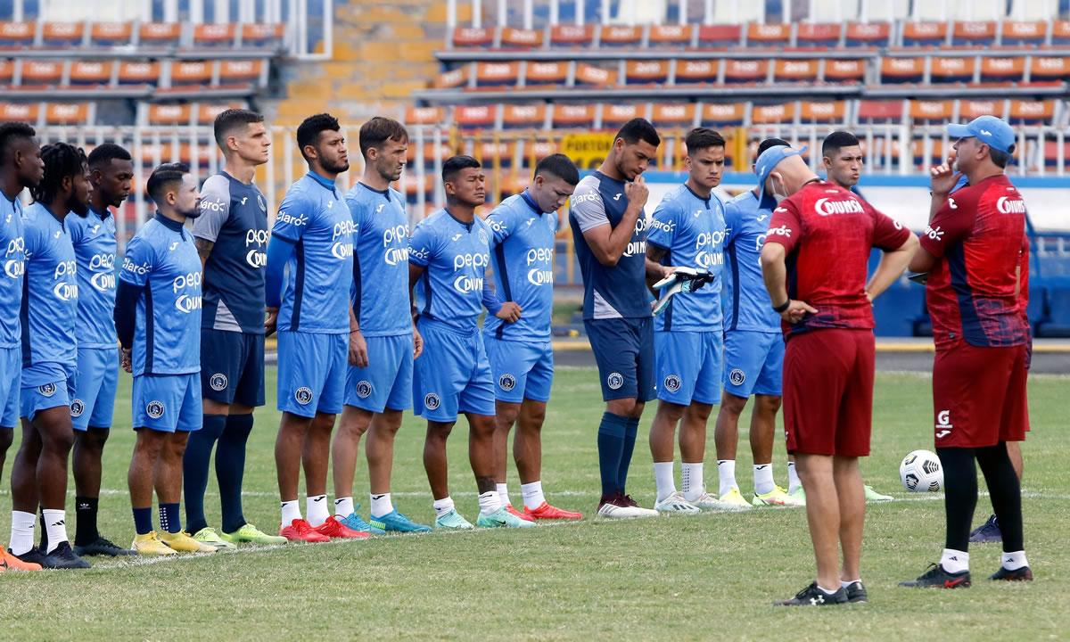 Diego Vázquez habló con los jugadores antes del entrenamiento.