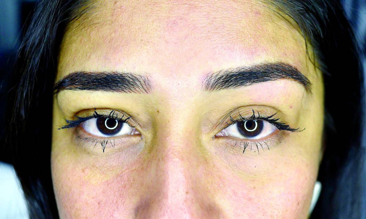 Paso #7 Después de las aplicaciones de tinta necesarias, para finalizar se limpia con jabón en espuma y con una toallita húmeda el área. Al final se le muestra a la clienta el resultado.