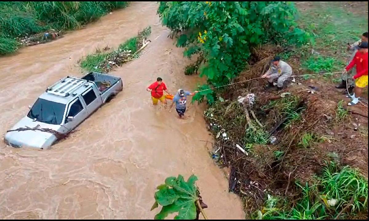 Miembros de los bomberos tuvueron que rescatar al hombre.