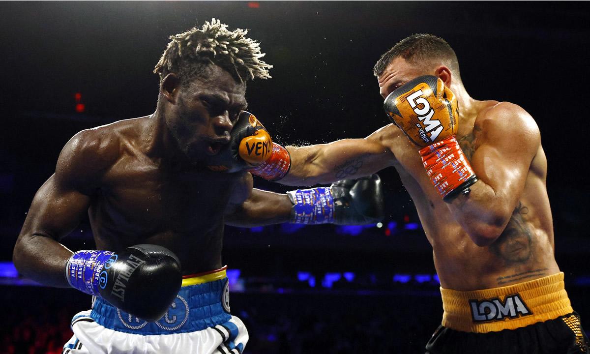 Vasiliy Lomachenko asestando un duro derechazo al rostro de Richard Commey.