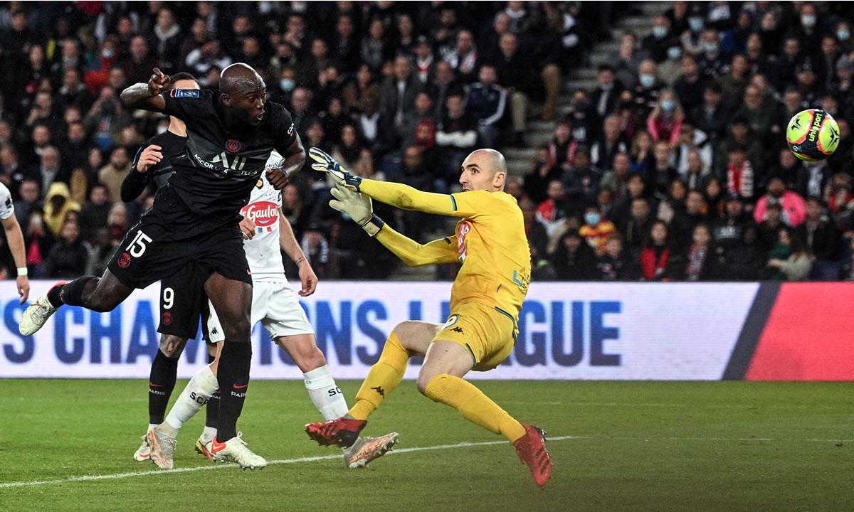 Danilo Pereira igualó el partido para el PSG con este cabezazo.