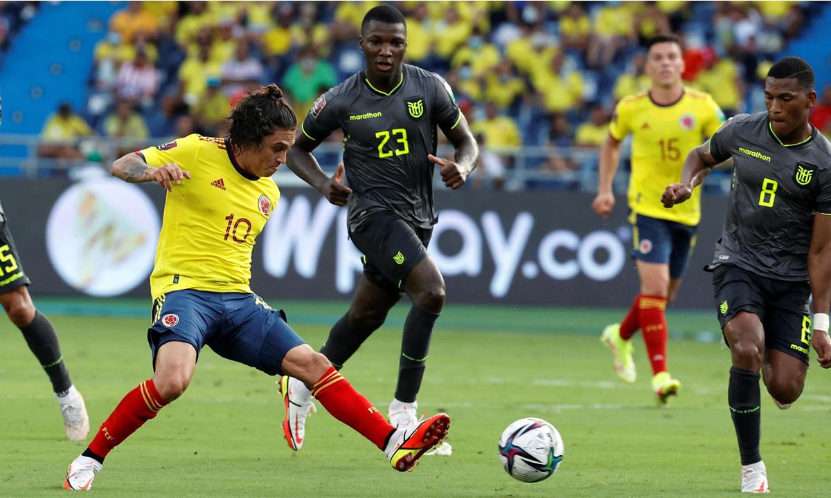 Juan Quintero disputa el balón con Moisés Caicedo (c) y Carlos Gruezo (d) de Ecuador.