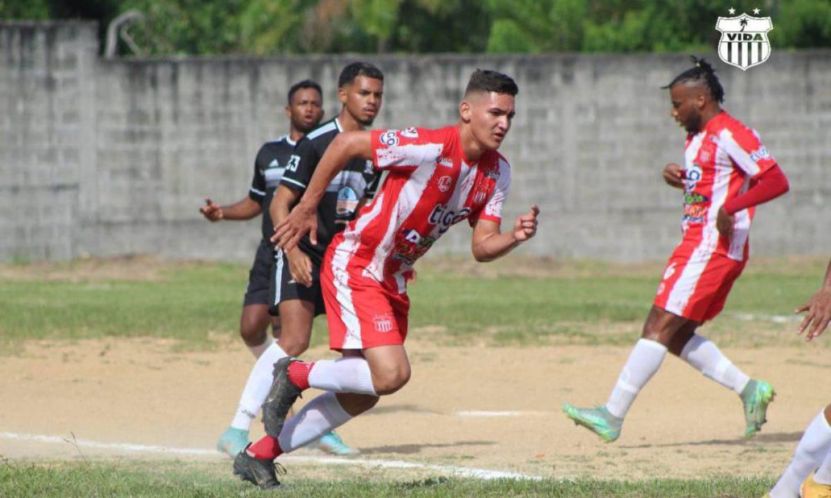 Edwin Munguía tiene el récord de ser el futbolista más joven en anotar en Liga Nacional (15 años).