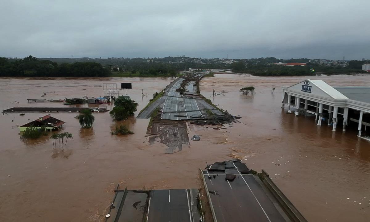 Varias zonas están incomunicadas por los bloqueos en carreteras ante la crecida de los ríos.