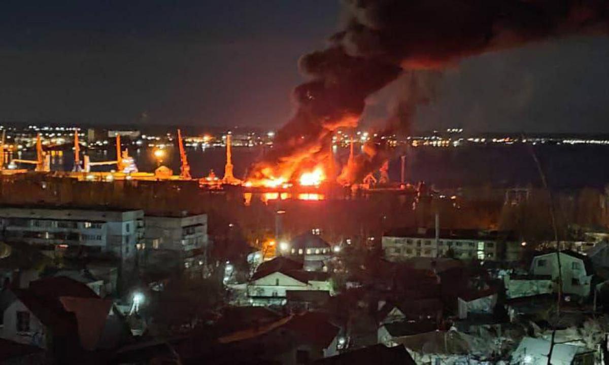 Ucrania bombardea un buque de guerra ruso en el mar Negro