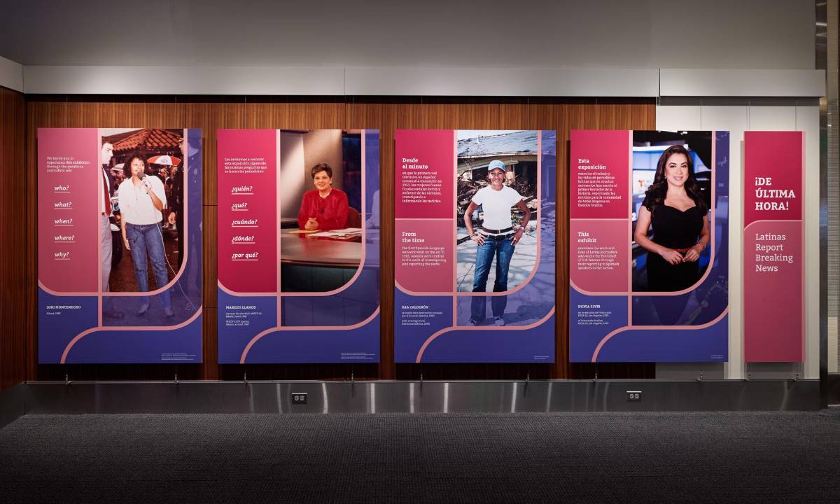 Fotografía cedida por el Museo Nacional de Historia Estadounidense donde aparecen los paneles informativos de las periodistas latinas (de izq. a dcha.) Lori Montenegro, Marilys Llanos, Ilia Calderón y Dunia Elver que forman parte la exposición ¡De última hora!: Latinas Report Breaking News mostrada en la sede del museo en Washington (EE. UU).