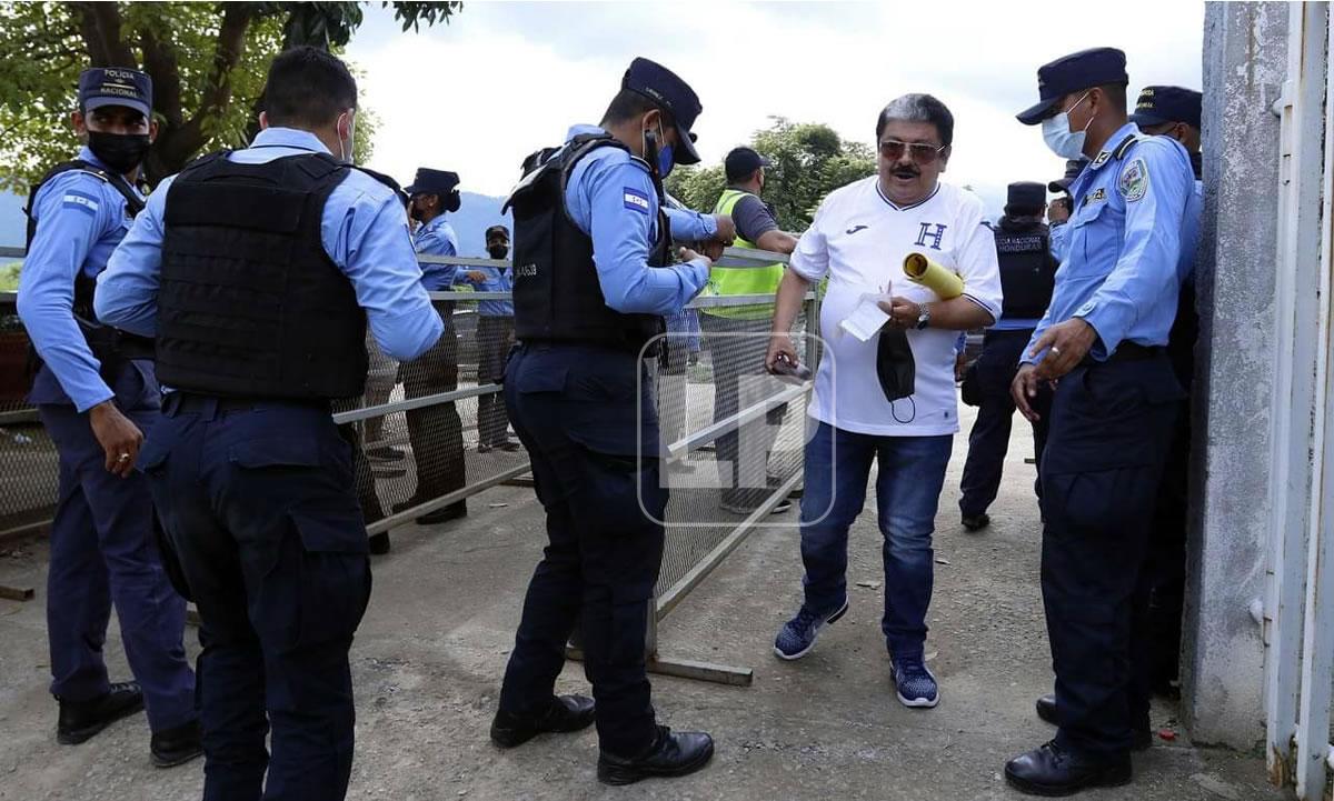 Don Jesús Orellana pasando por la seguridad del estadio Olímpico.