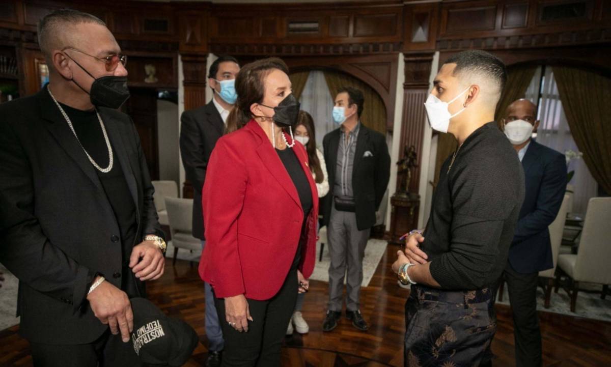 Teófimo López le obsequió a Xiomara Castro su cinturón de campeón mundial