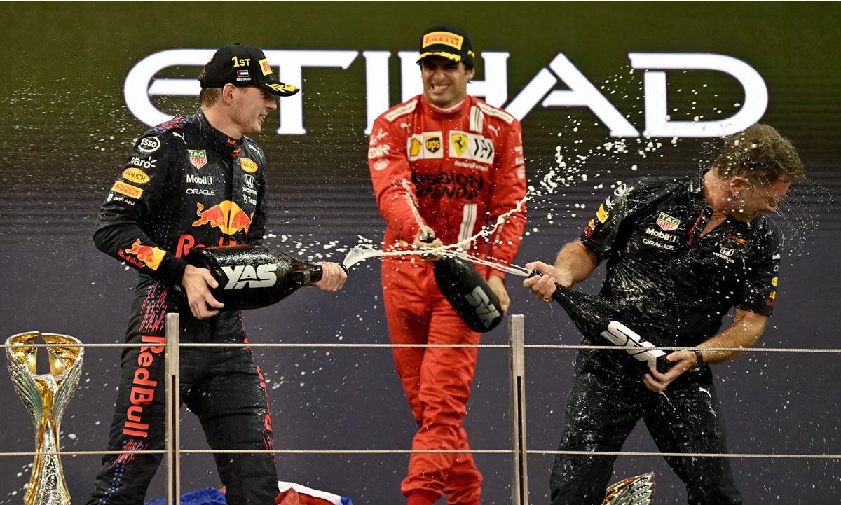 Max Verstappen, el piloto español de Ferrari, Carlos Sainz Jr, y el piloto de Red Bull Racing, Christian Horner, celebran en el podio.