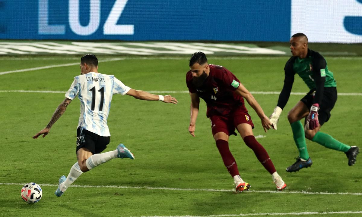 Ángel Di María al momento de definir para su golazo contra Venezuela.