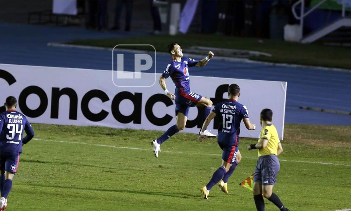 Roberto Moreira celebrando su gol que ilusionaba al Motagua.