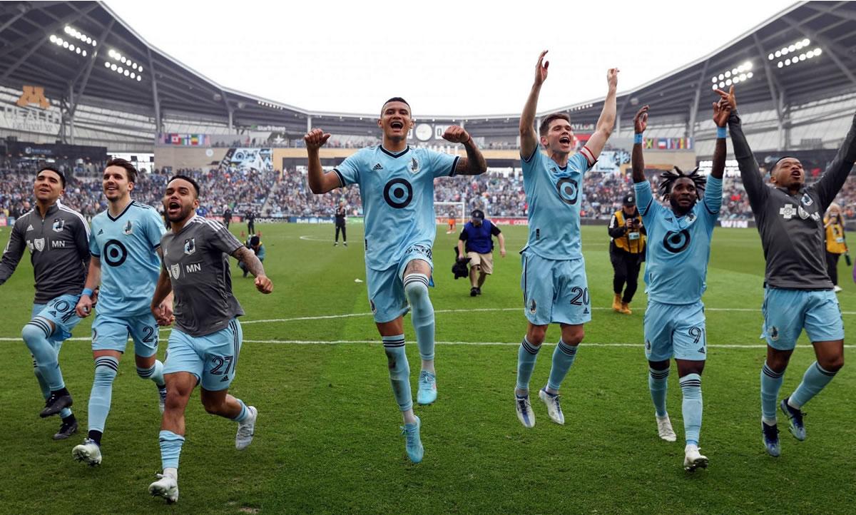 Kervin Arriaga festeja con sus compañeros el triunfo al final del partido.