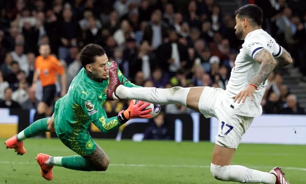 El momento de la lesión de Ederson tras esta acción con Cuti Romero.