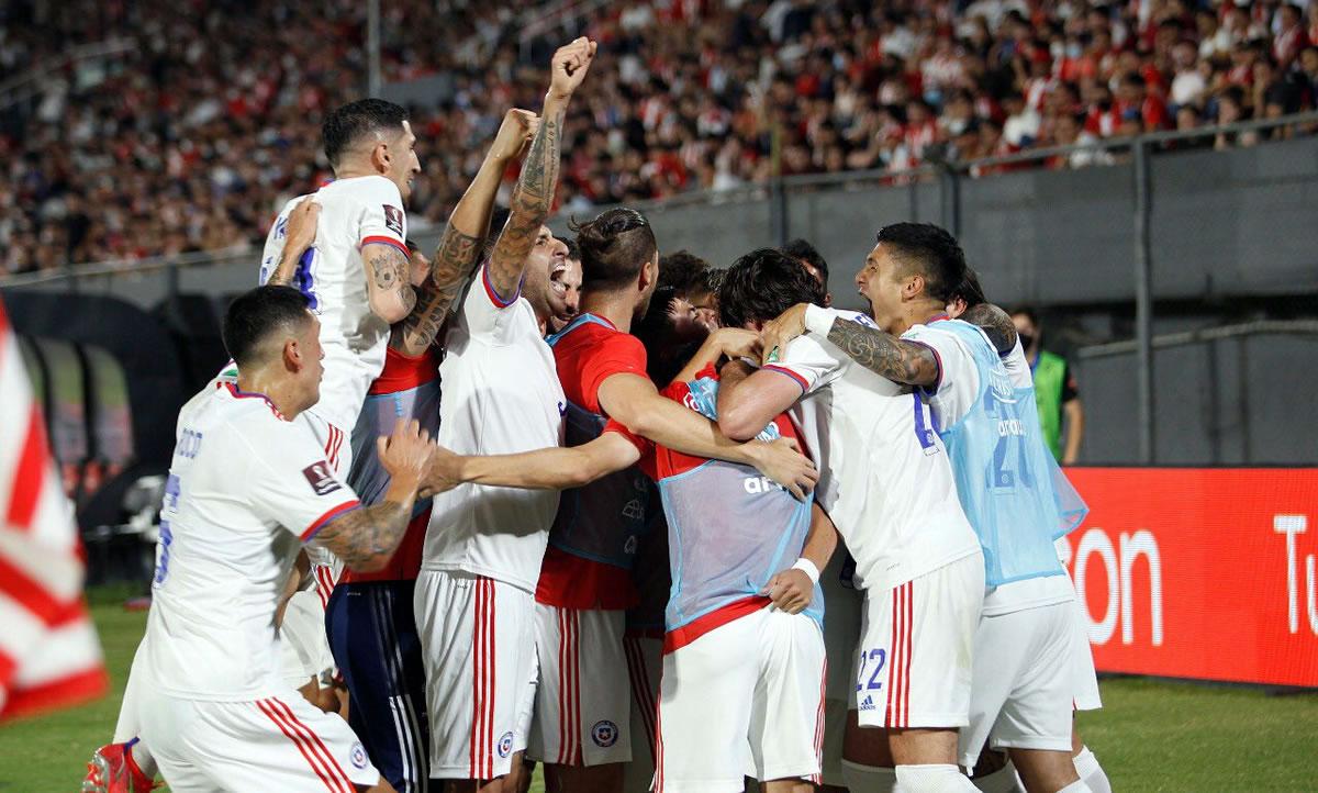 Los jugadores chilenos celebran el autogol que les dio la victoria en Paraguay,