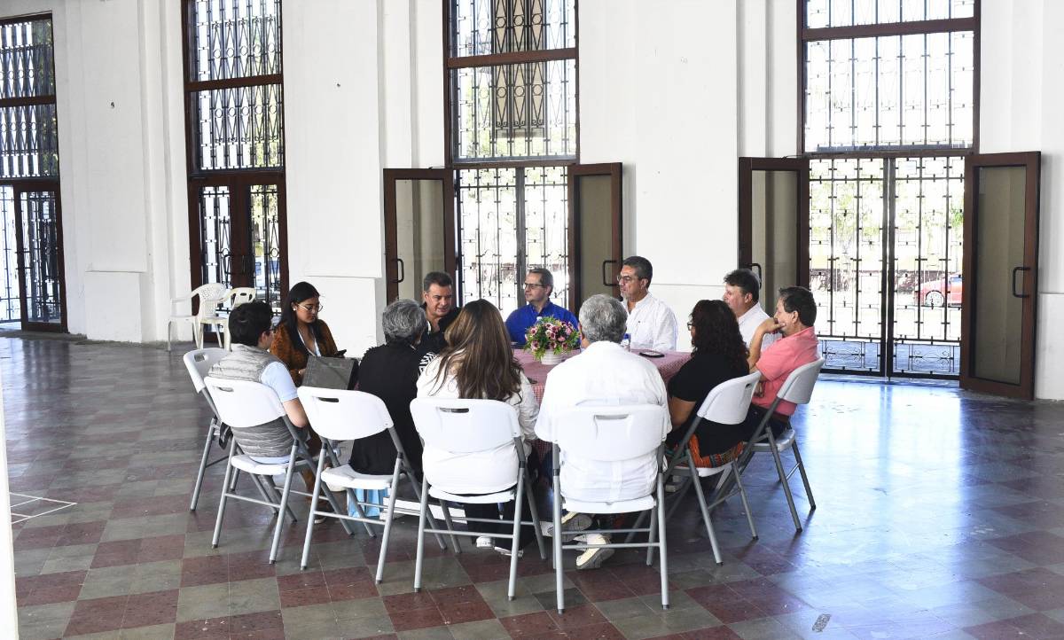 Ya el Club Rotario hizo una inversión millonaria, pero el edificio poco a poco se deteriora ante la falta de intervención de parte del Gobierno. La semana anterior tuvieron una reunión en el lugar.