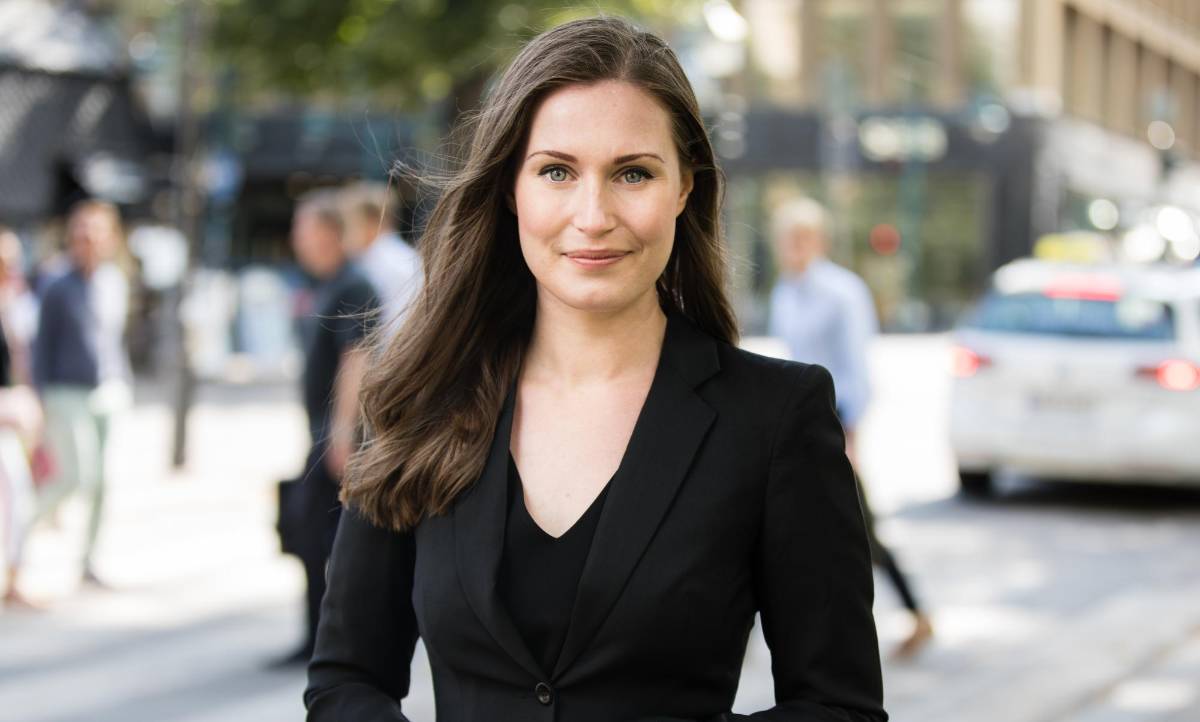 Critican a primera ministra de Finlandia por salir a discoteca pese a ser contacto covid-19