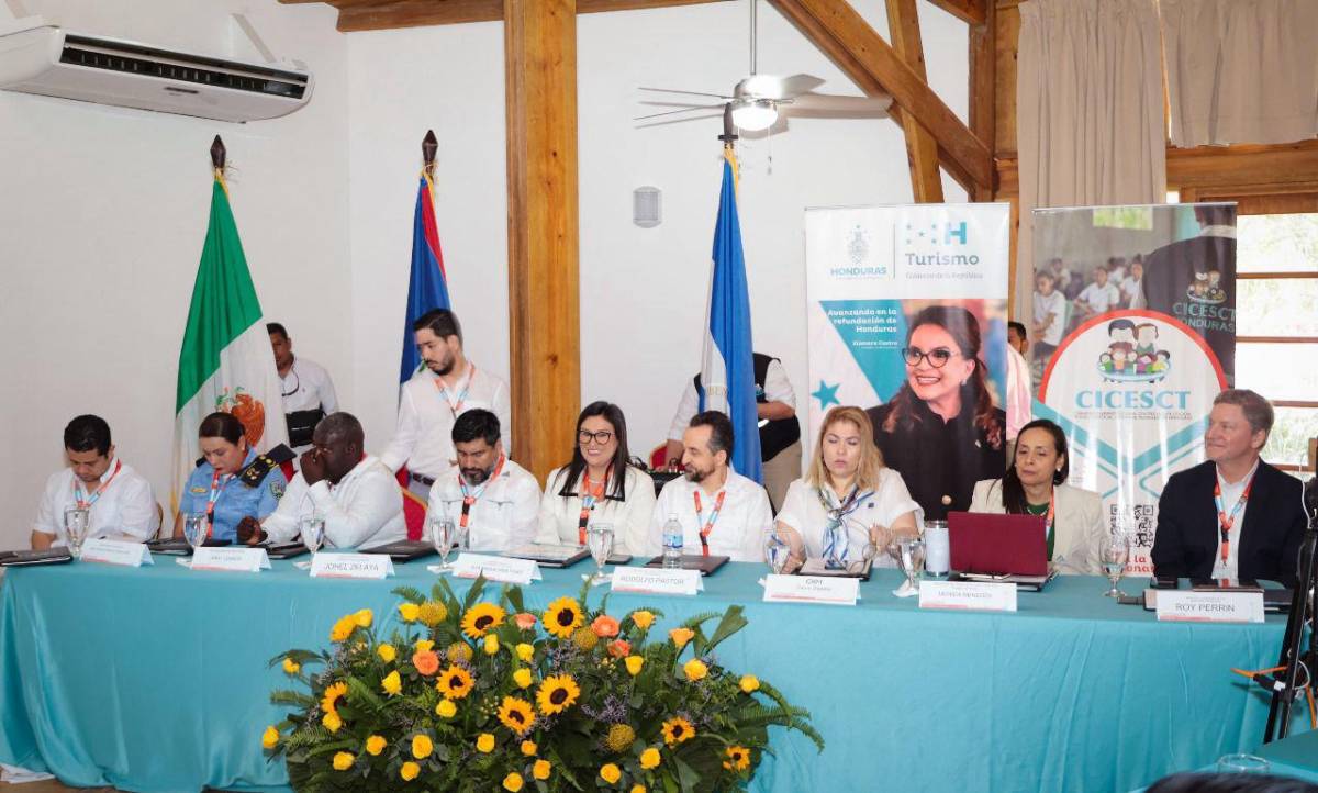Mesa principal conformada por Rodolfo Pastor de María Campos, Roy Perrin, Johel Zelaya, Sua Madai Martínez Ibarra, Dayra Campos, sub-comisionada Nazareth Posadas en representación del Dr. Héctor Gustavo Sánchez, Paola Zepeda, Mónica María Mendoza, María Eugenia Carrera Chávez, Jimy Connor, en representación de la alcaldía de Roatan y el gobernador Hugo Soler.
