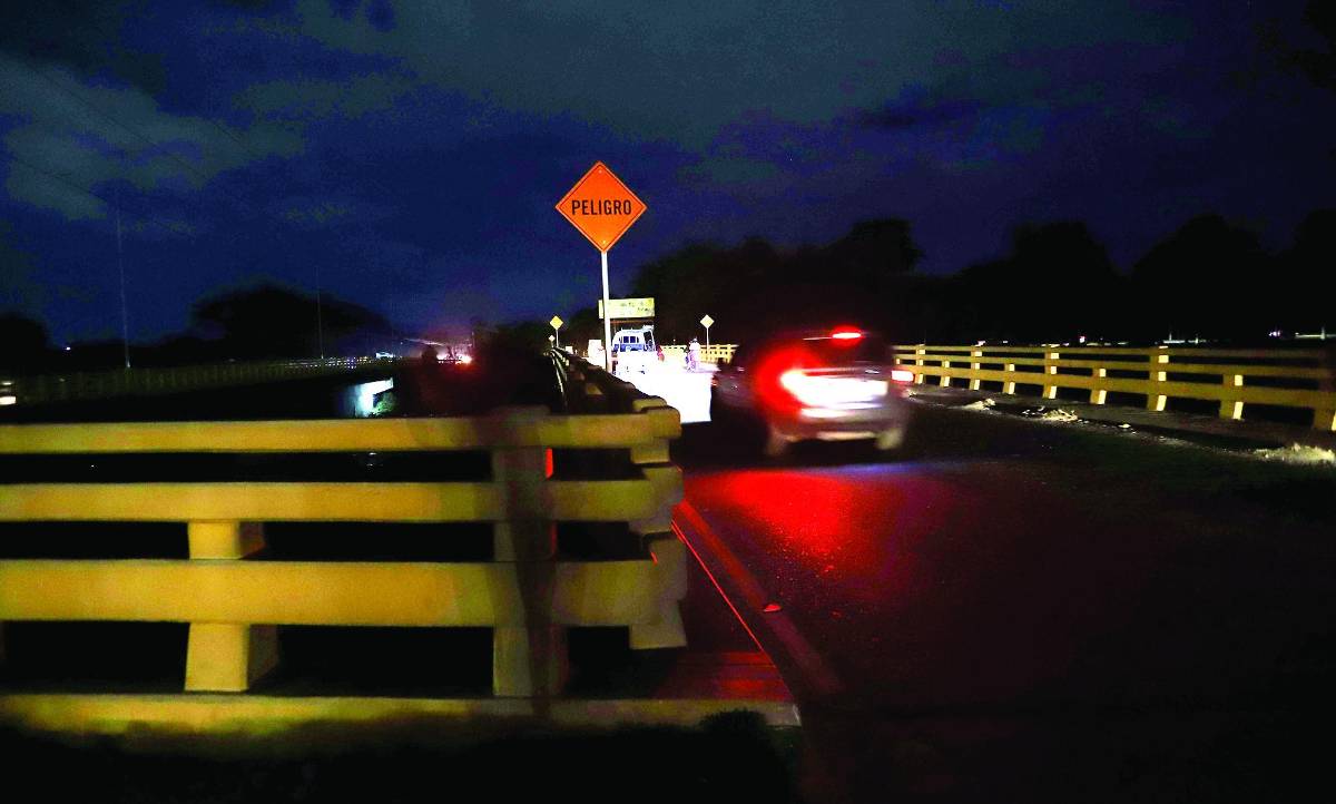 De acuerdo a expertos, el cobro de alumbrado público se cobra así: toda la energía pública que se consume a nivel nacional se calcula por la tarifa y el monto se distribuye de forma ponderada entre los clientes en función del consumo de cada uno.