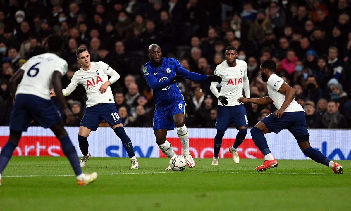 Romelu Lukaku conduciendo el balón entre varios jugadores del Tottenham.