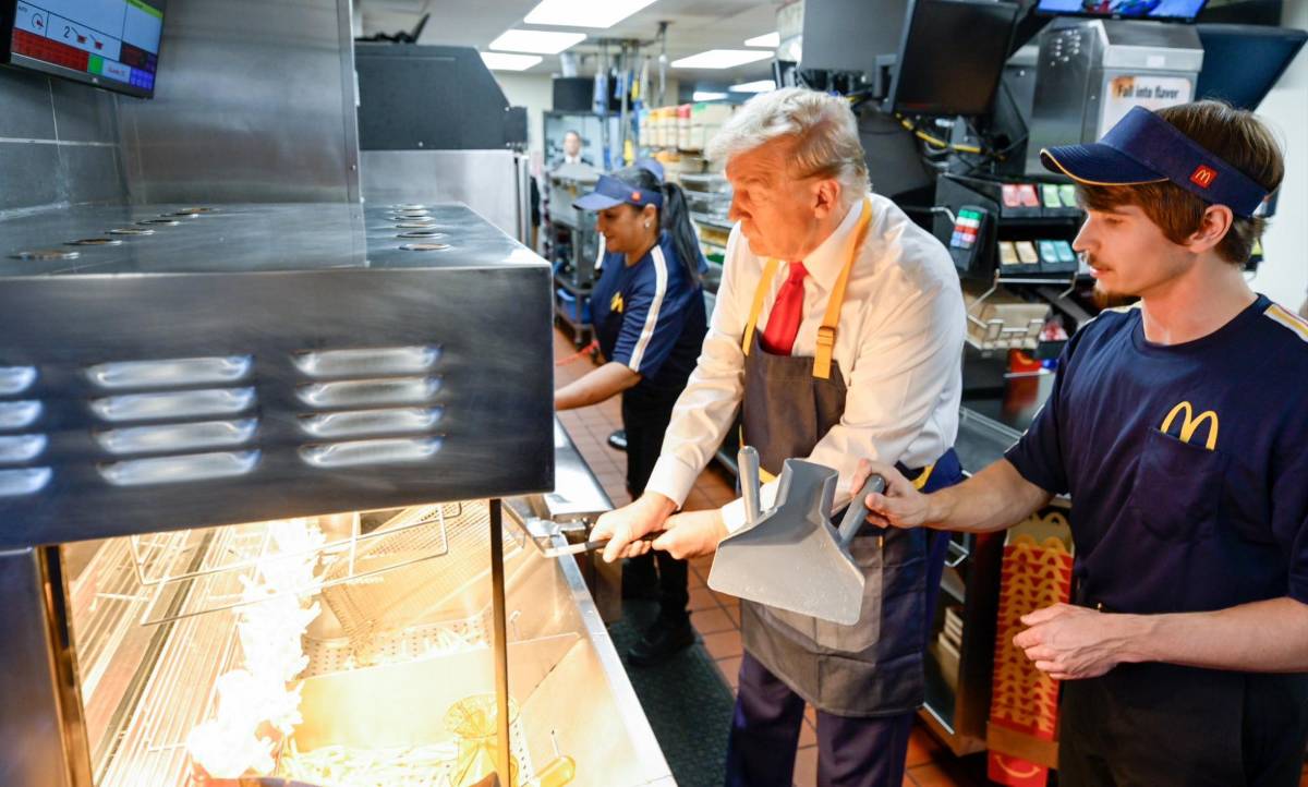 Trump cocina papas en un McDonald’s y afirma que Harris nunca trabajó en uno