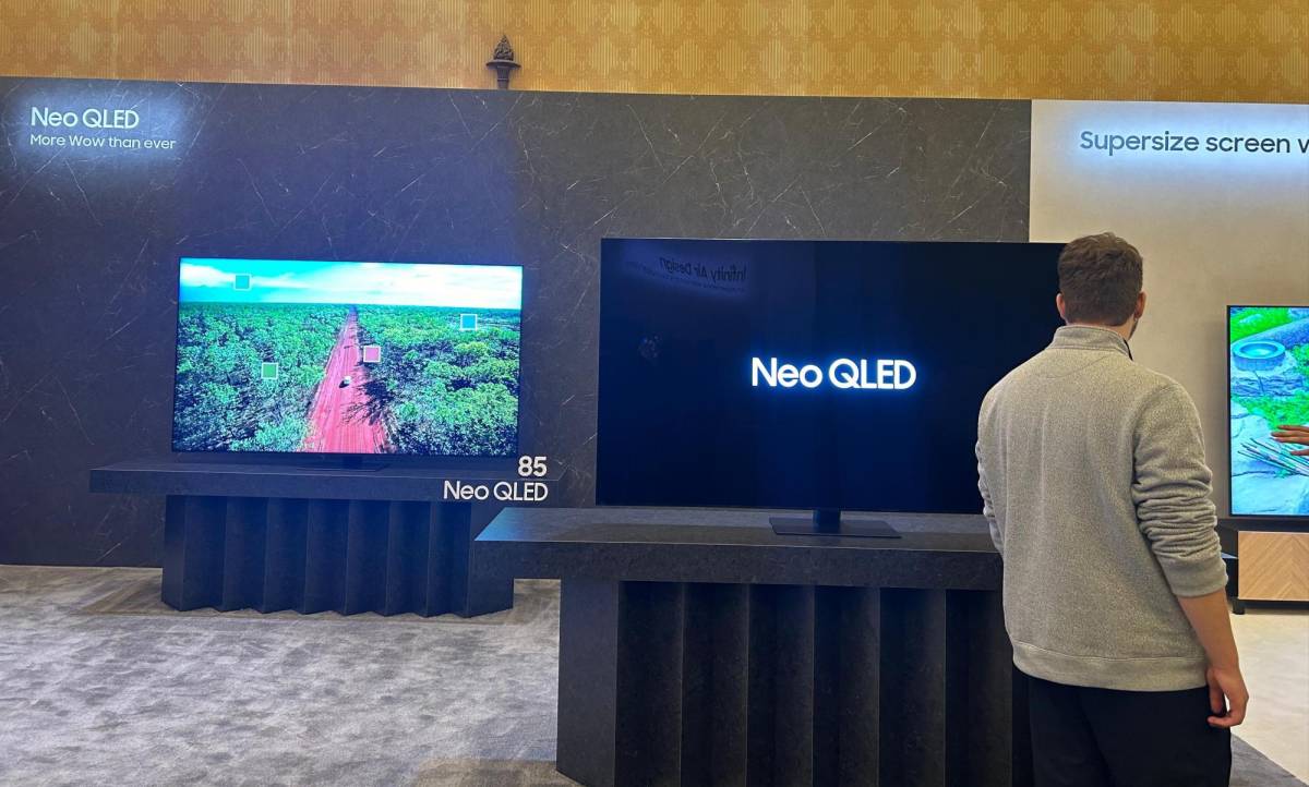 Un joven observa los modelos Neo QLED en el evento “First Look” de Samsung.