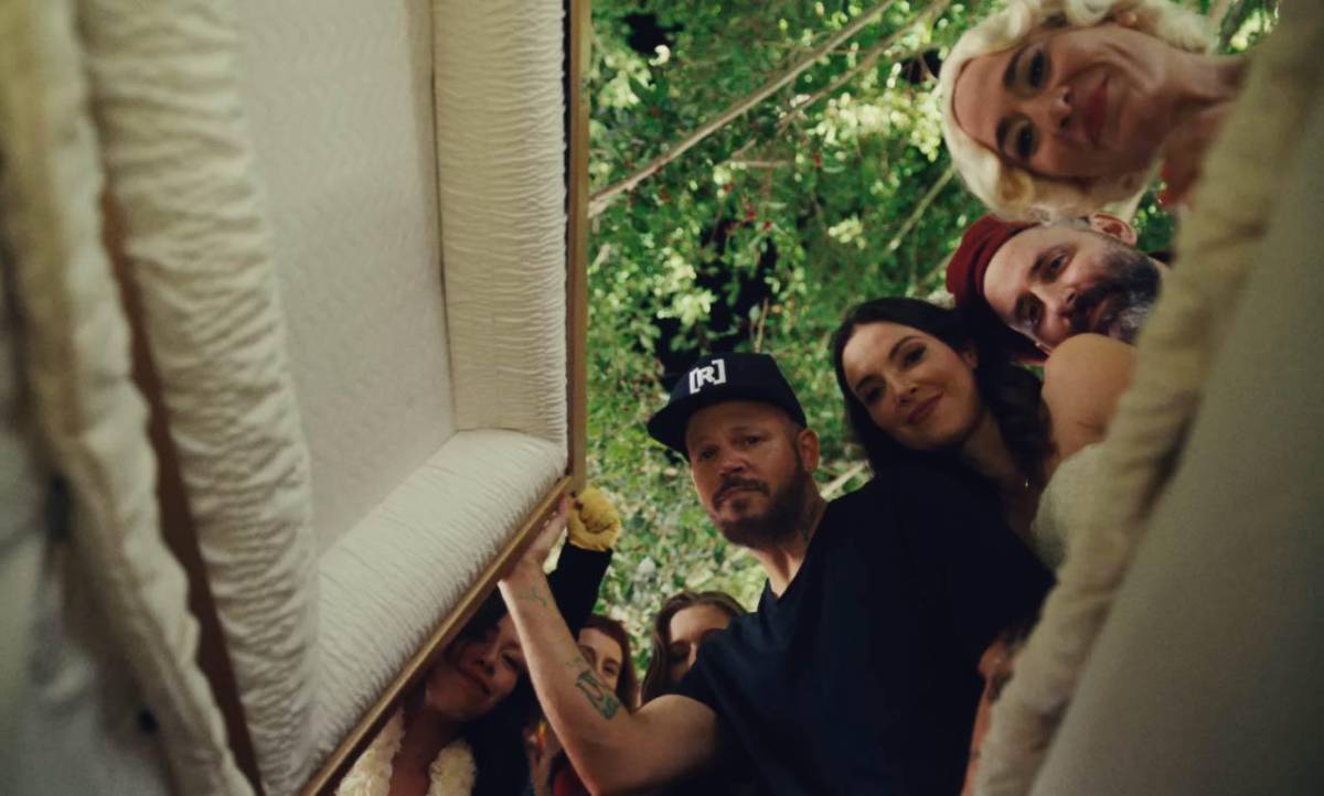 Residente  recorre su vida con el tema y vídeo ‘Ron en el piso’