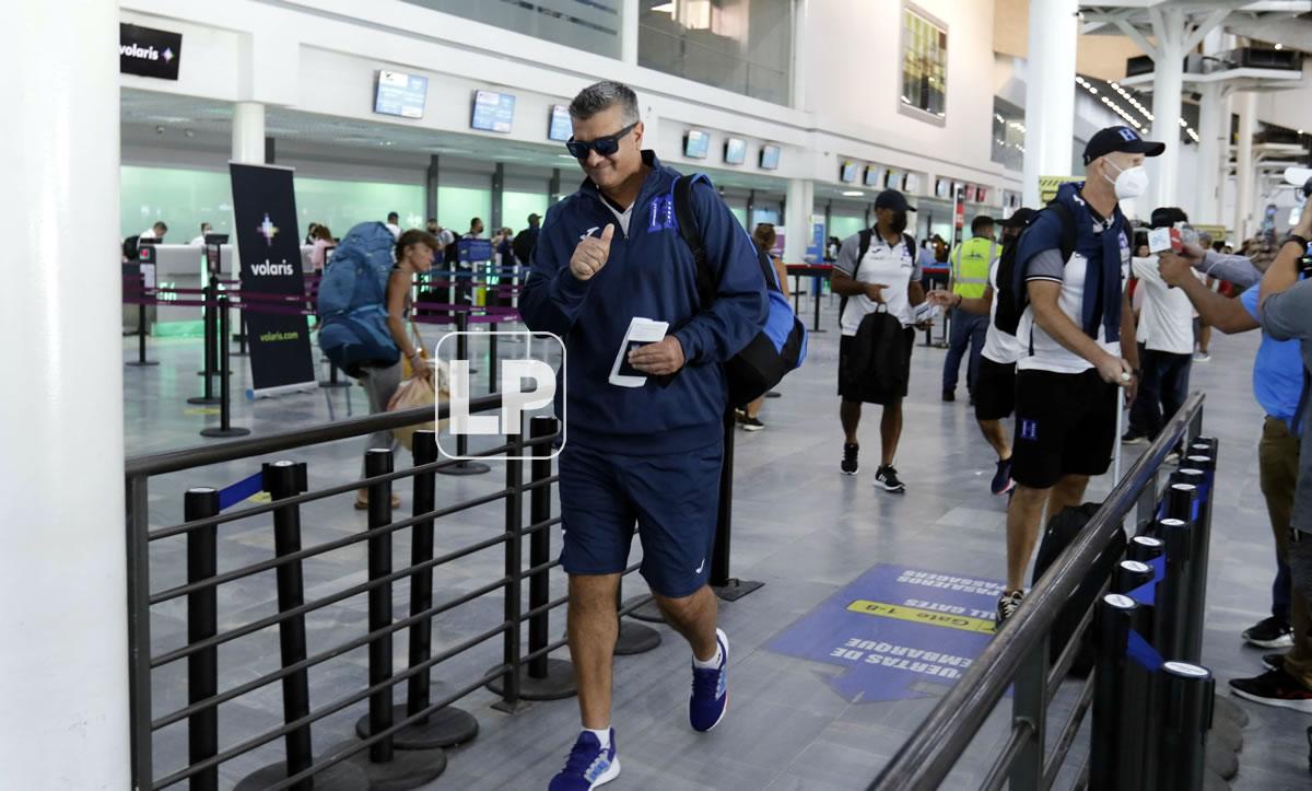 Diego Vázquez viajó muy sonriente a Miami para el amistoso contra Argentina.