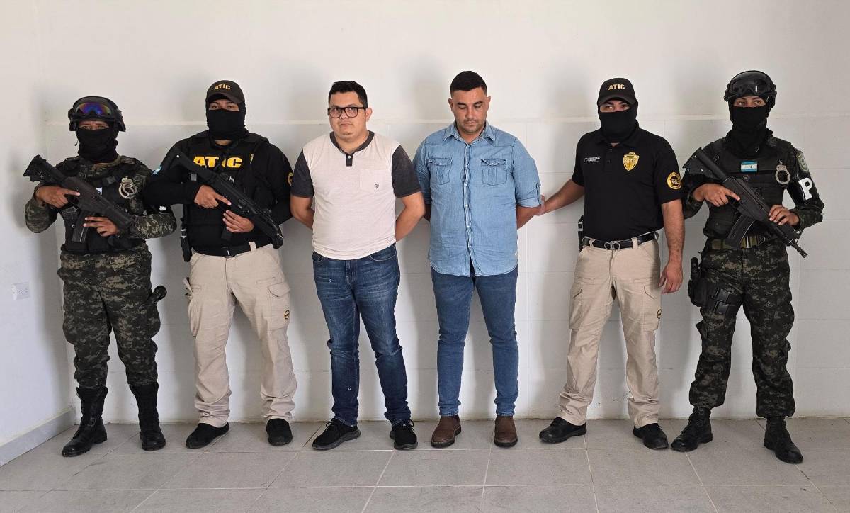 Delmer Jeovanny Cárdenas Garay exempleado de Banrural fue detenido en aldea La Cruz de Morazán, Yoro y el aún agente bancario Miguel Darío Domínguez Garay en residencial Santa Lucía de Yoro.