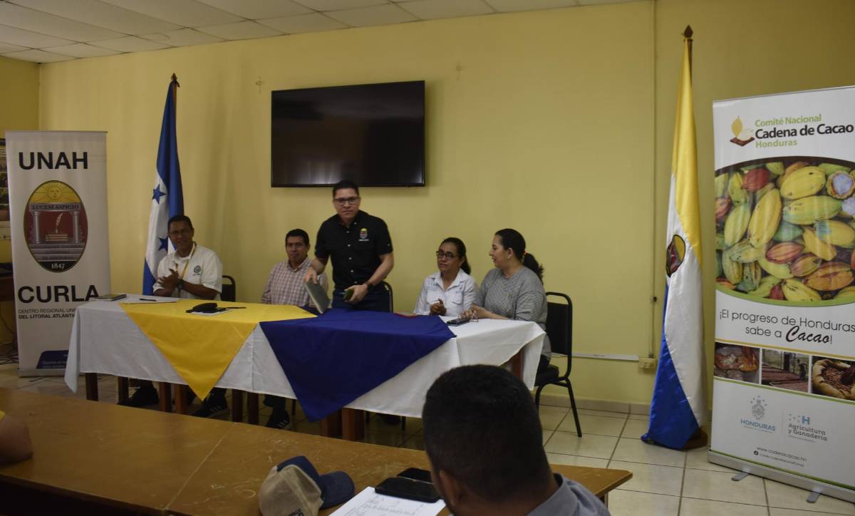 Curla capacita a 22 nicaragüenses en sistemas agroforestales de cacao