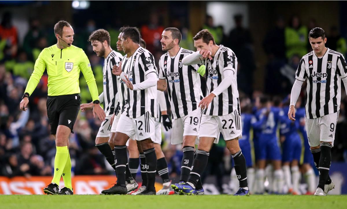 Jugadores de la Juventus reclamando al árbitro tras un gol del Chelsea.