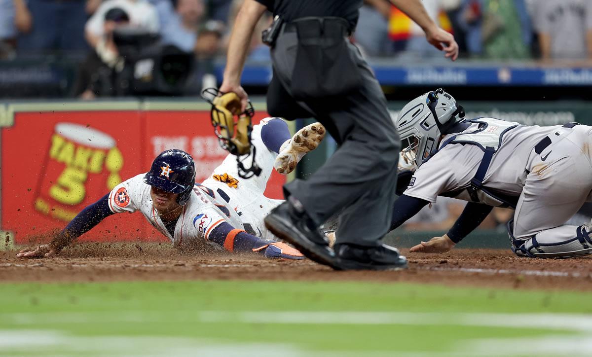José Treviño de los Yankees deja out a Mauricio Dubón en el plato en la novena entrada del día inaugural en el Minute Maid Park.