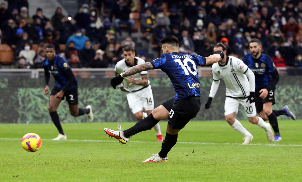 El lanzamiento de penal de Lautaro Martínez para sellar el triunfo del Inter.