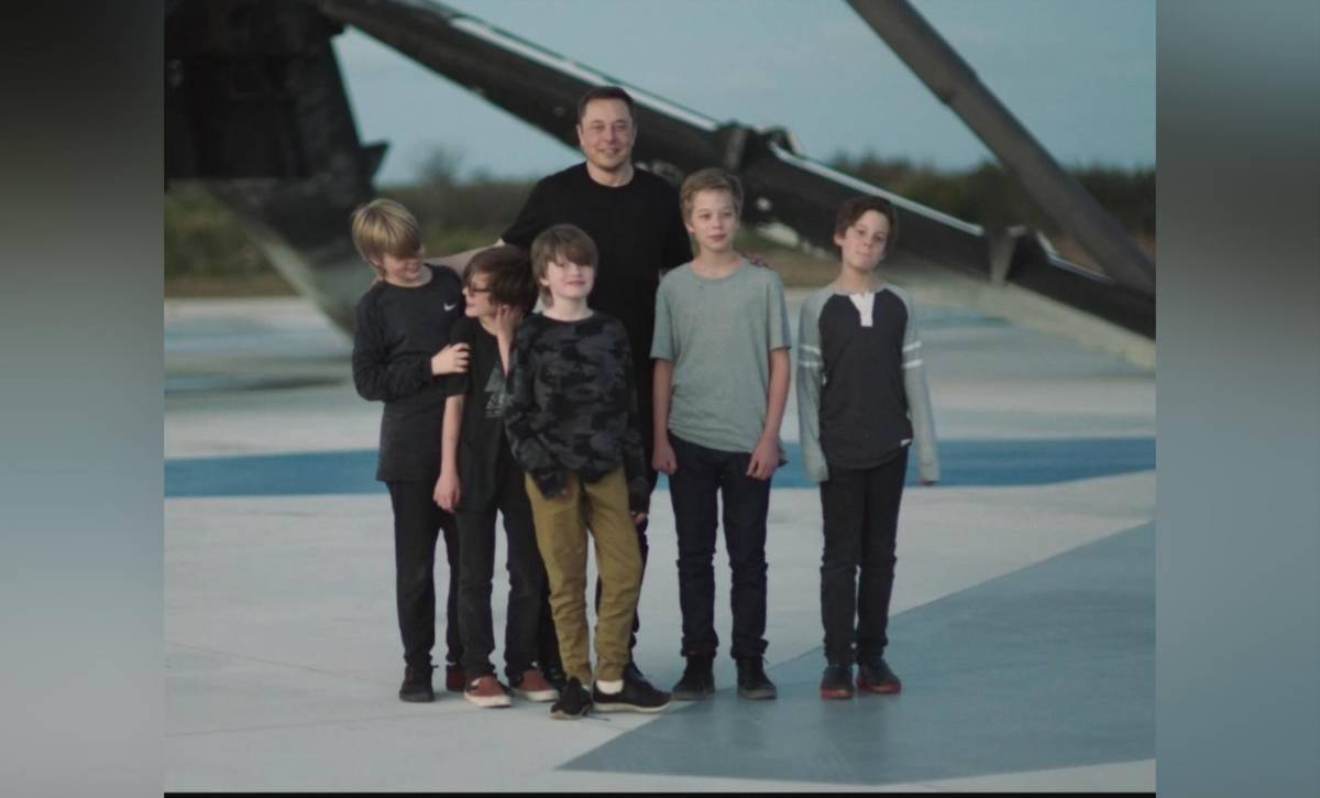 Musk junto a sus hijos menores.