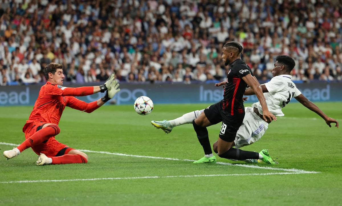 Courtois salvó al Real Madrid en esta acción con Nkunku.