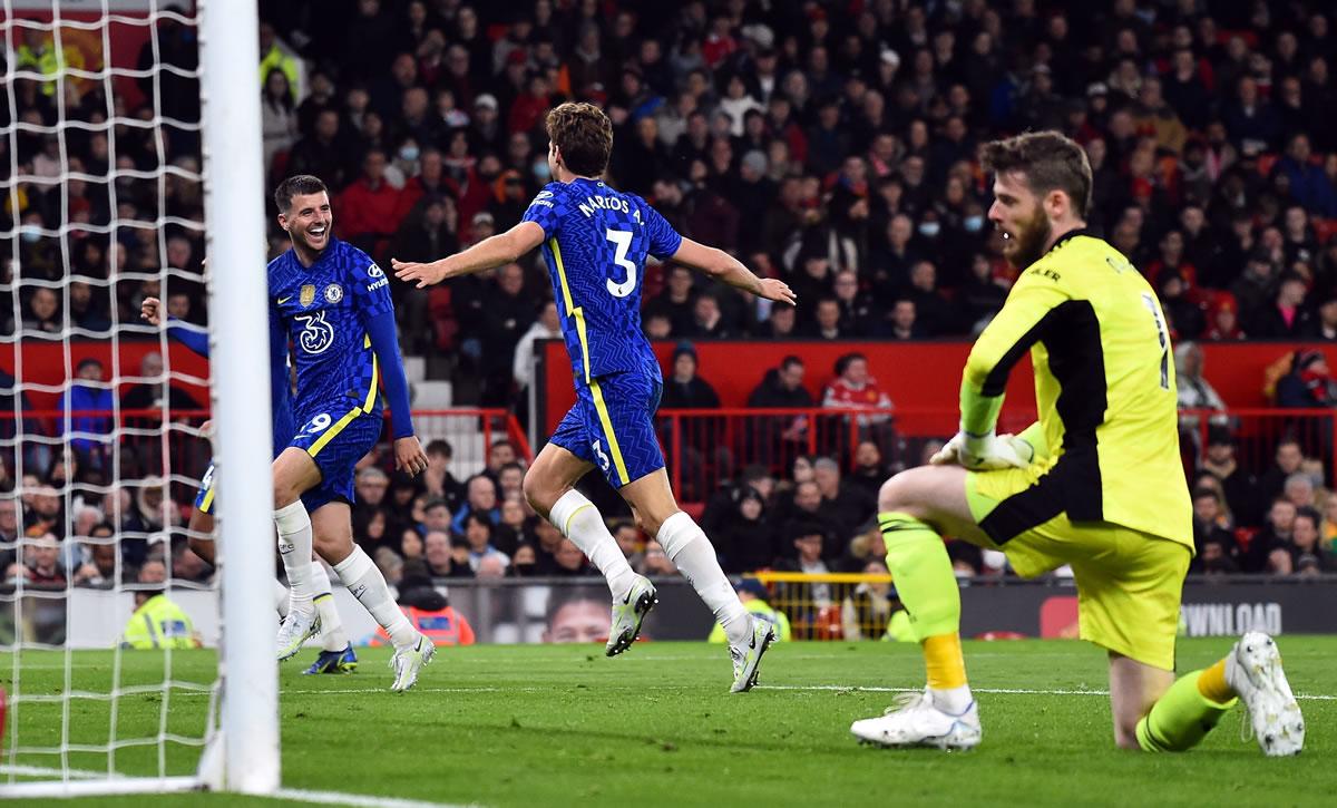 Marcos Alonso celebrando su gol ante el lamento de David De Gea.