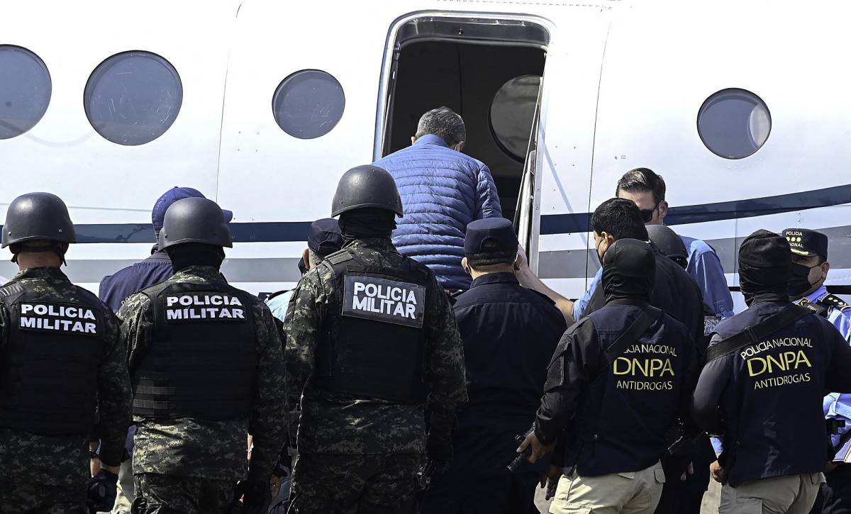 El expresidente de Honduras, Juan Orlando Hernández, aborda un avión de la Agencia Antidrogas de los Estados Unidos (DEA), durante su extradición a Estados Unidos en la Base de la Fuerza Aérea, en Tegucigalpa, el 21 de abril de 2022.