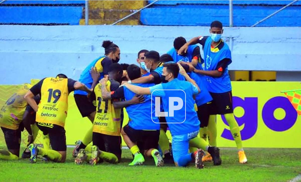 La unión de los jugadores del Real España festejando uno de los goles.