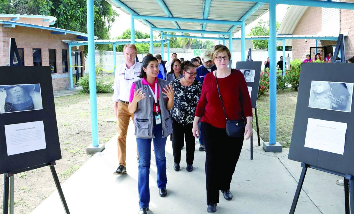 La embajadora de Estados Unidos en Honduras, Laura Dogu, visitó el centro el martes.