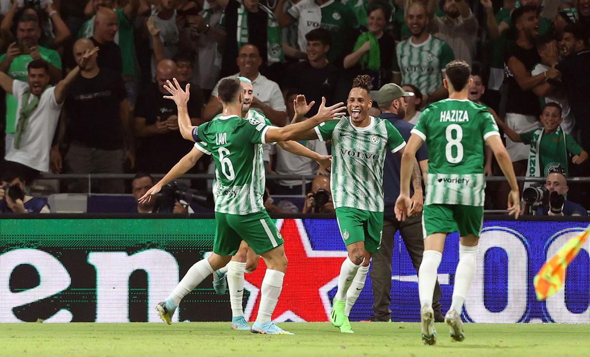 El surinamés Tjaronn Chery celebrando su gol contra el París Saint Germain.