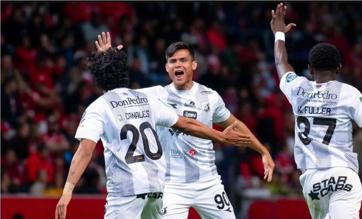 El hondureño Joshua Canales fue la figura del partido con un gol y una asistencia para la remontada del Herediano.