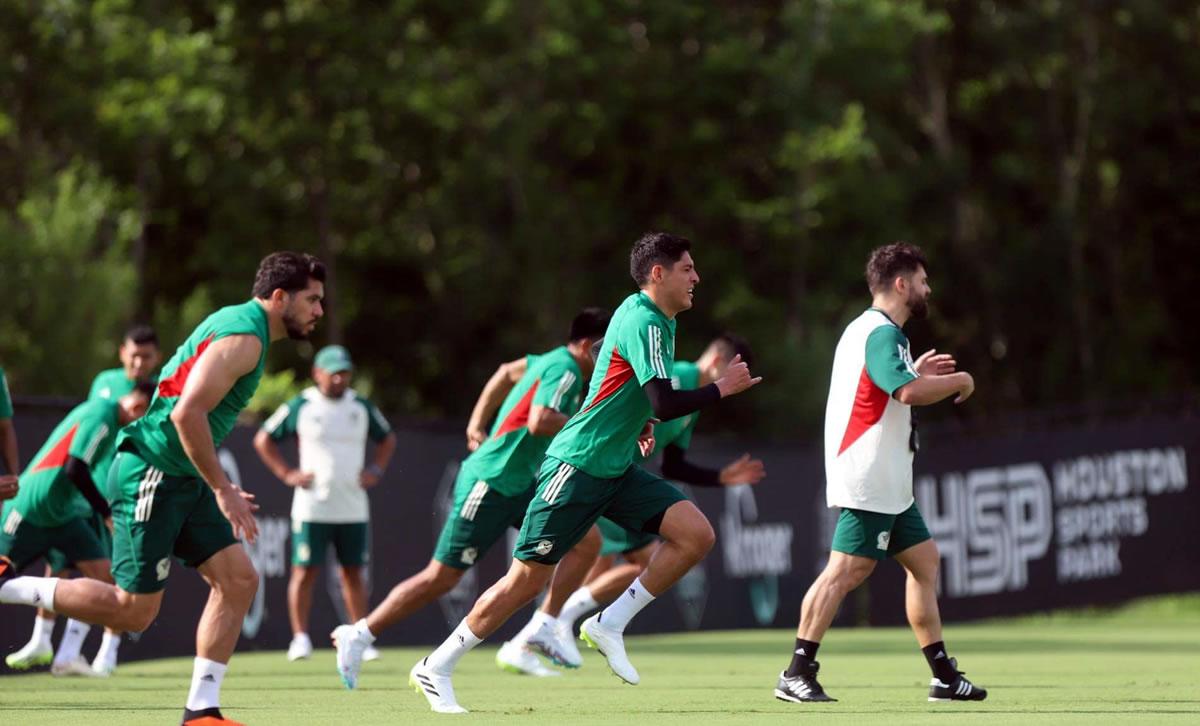 Henry Martín y Edson Álvarez corriendo durante la práctica.