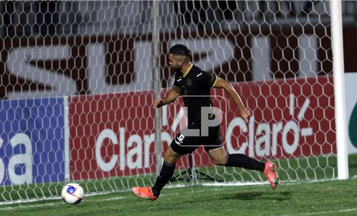 Josué Villafranca metiendo el balón al fondo de la portería de la UPN para el tercer gol del Motagua.
