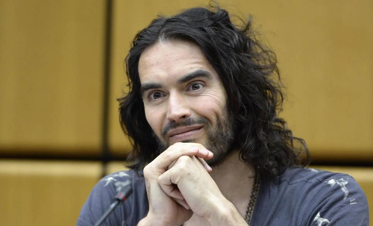 Fiscalía tacha a Russell Brand de depredador sexual despiadado en juicio