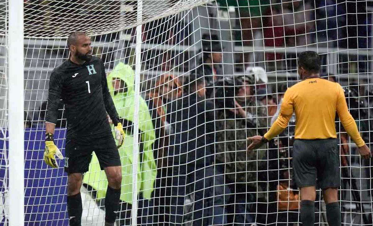 En la tanda de penales, Iván Barton no perdonó al portero hondureño y le sacó otra cartulina.